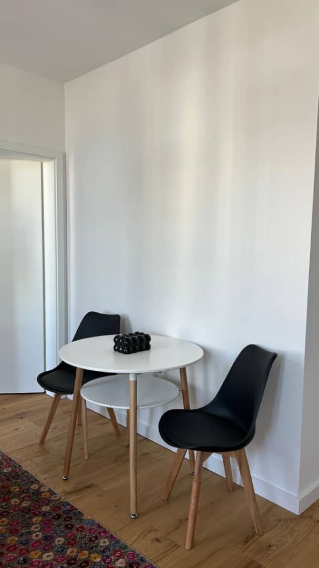 Erste Wohnung nach hochwertiger Sanierung verfügbar. Modernes, helles und komplett möbliertes Einzimmerapartment in einem der schönsten sanierten historischen Gebäude Leipzigs, Rosa-Luxemburg-Straße 48, 04315 Leipzig-Ost. – Rosa-Luxemburg-Straße 48, 4315 Leipzig Zentrum-Ost – Vorschaubild 2