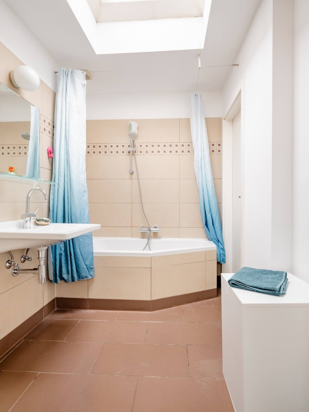 Studio voll möbliert, mit Balkon, Badewanne in Mitte/ Studio funished with balcony, bathtube in the very Centre – Habersaathstr. 30, 10115 Berlin Berlin – Vorschaubild 3
