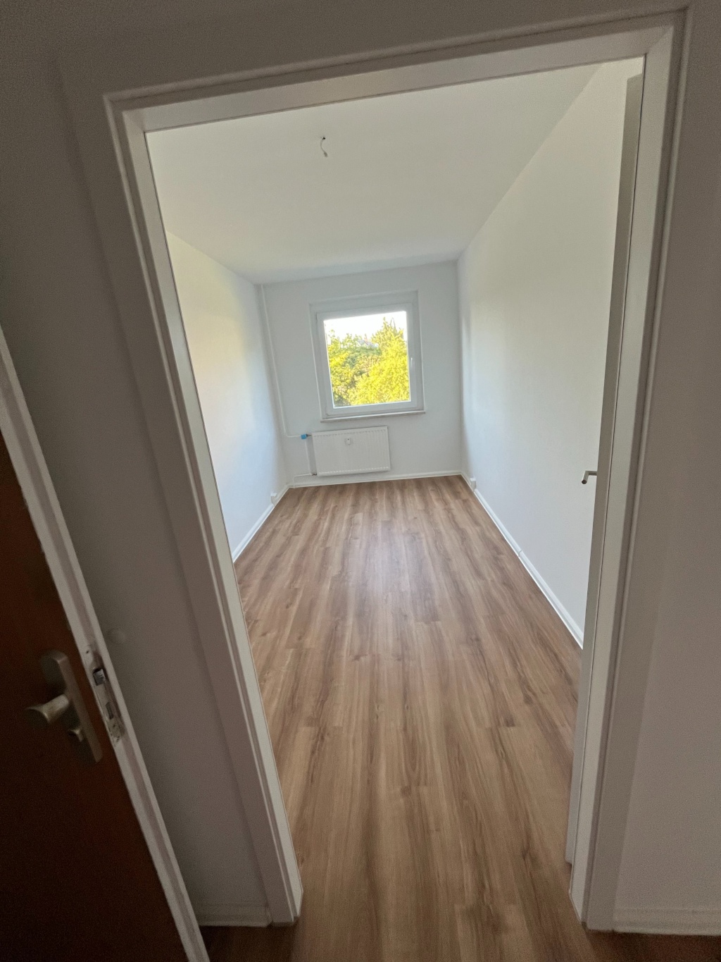 Sanierte 3-Zimmer-Wohnung mit Balkon, Einbauküche, Waschmaschine / Renovated 3-room apartment with balcony, fitted kitchen, and washing machine – Milchweg 4, 39128 Magdeburg Neustädter Feld – Vorschaubild 2
