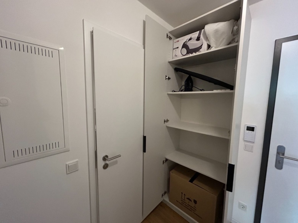 1-Zimmer-Wohnung Berlin Biedenkopfer Straße 54 - Kleiderschrank mit Utensilien