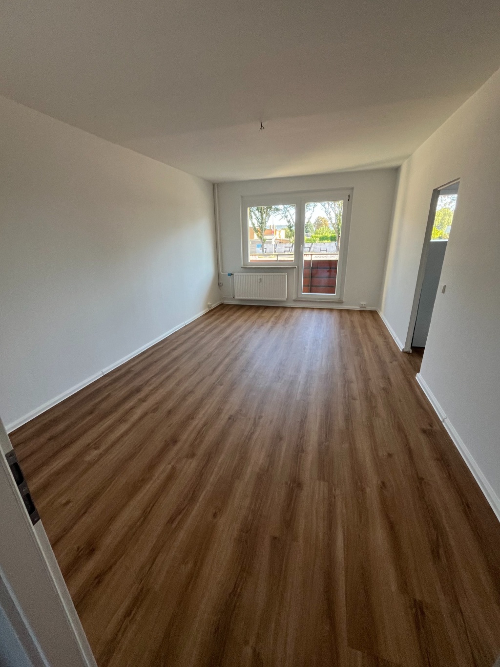 Sanierte 3-Zimmer-Wohnung mit Balkon, Einbauküche, Waschmaschine / Renovated 3-room apartment with balcony, fitted kitchen, and washing machine – Milchweg 4, 39128 Magdeburg Neustädter Feld – Vorschaubild 4