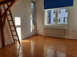 Ad image: Helle Altbauwohnung: 20m2-Zimmer in berufstätigen WG