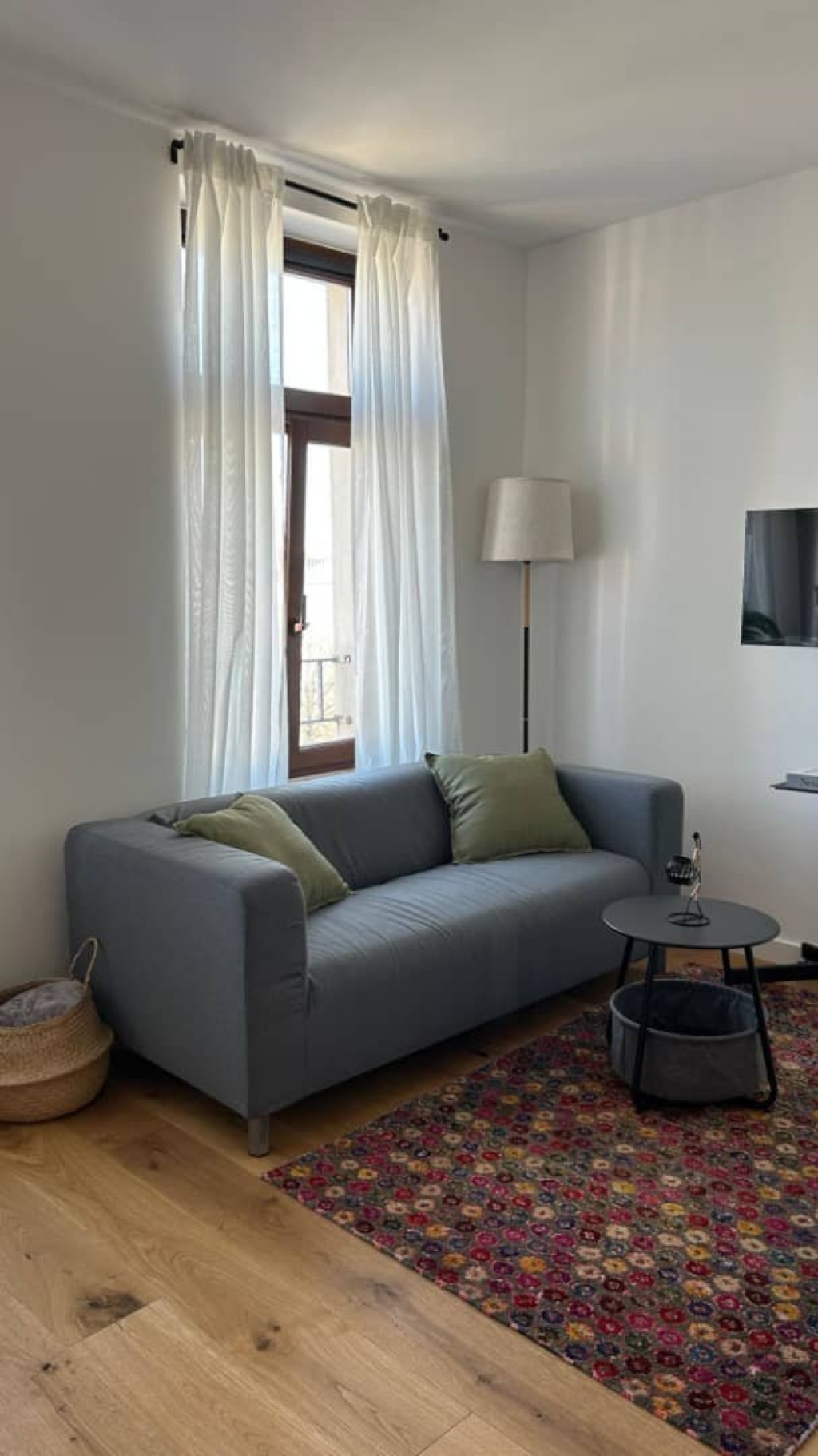 Erste Wohnung nach hochwertiger Sanierung verfügbar. Modernes, helles und komplett möbliertes Einzimmerapartment in einem der schönsten sanierten historischen Gebäude Leipzigs, Rosa-Luxemburg-Straße 48, 04315 Leipzig-Ost. – Rosa-Luxemburg-Straße 48, 4315 Leipzig Zentrum-Ost – Vorschaubild 4