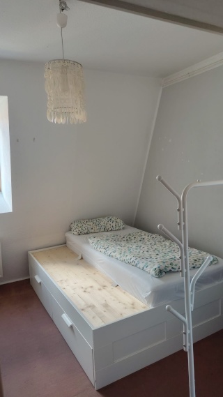 Anzeigenbild: Zentrales Zimmer in lebendiger 5er-WG – mitten in der Stadt