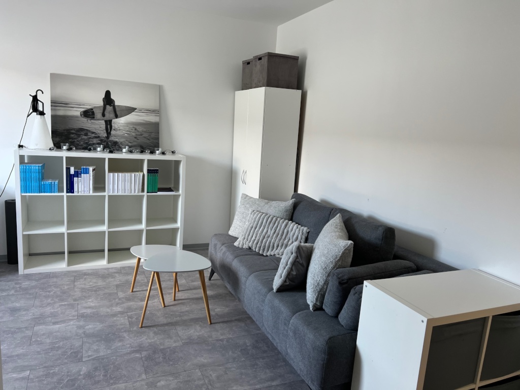 Hochwertig möblierte 1-Zimmer-Wohnung mit Einbauküche und modernem Tageslichtbad in Uninähe ab 01.09.26 zu vermieten – Theodor-Storm-Straße 20, 66125 Saarbrücken Dudweiler – Vorschaubild 2