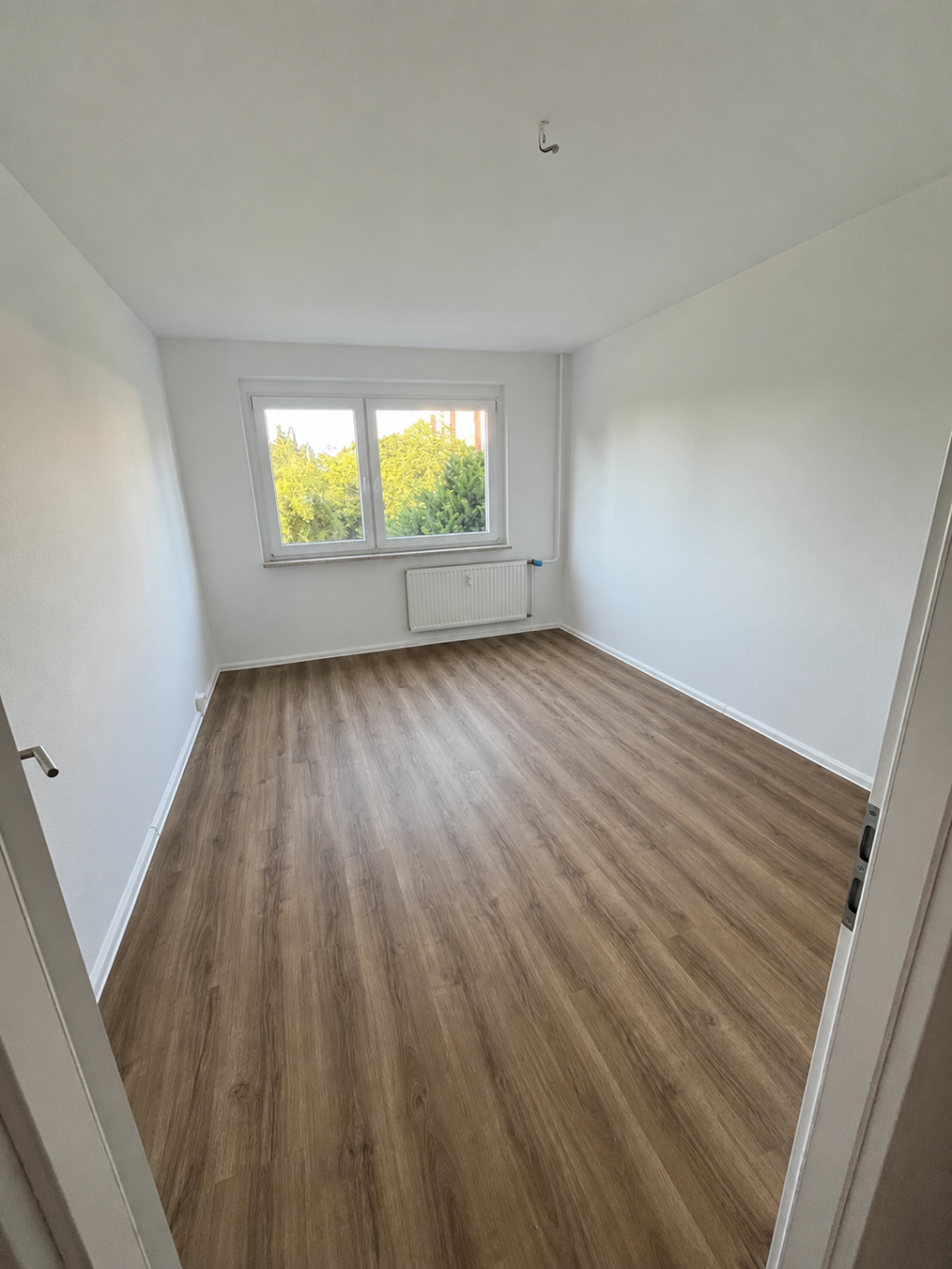 Sanierte 3-Zimmer-Wohnung mit Balkon, Einbauküche, Waschmaschine / Renovated 3-room apartment with balcony, fitted kitchen, and washing machine – Milchweg 4, 39128 Magdeburg Neustädter Feld – Vorschaubild 3