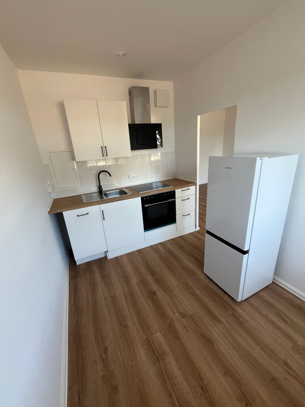 Sanierte 3-Zimmer-Wohnung mit Balkon, Einbauküche, Waschmaschine / Renovated 3-room apartment with balcony, fitted kitchen, and washing machine – Milchweg 4, 39128 Magdeburg Neustädter Feld – Vorschaubild 5