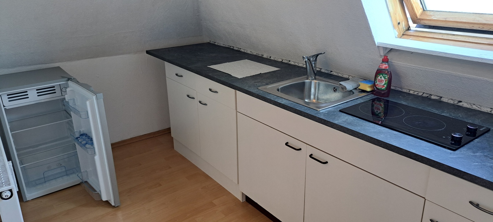 2 Zimmer Dachgeschoss Wohnung in München Laim/Hadern ab sofort tel.:+4917646160325 nur Anrufe – Fürstenriederstr. 190, 81377 München Laim – Vorschaubild 12