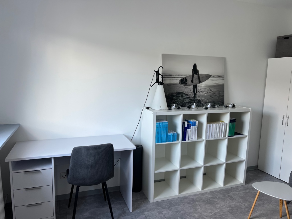 Hochwertig möblierte 1-Zimmer-Wohnung mit Einbauküche und modernem Tageslichtbad in Uninähe ab 01.09.26 zu vermieten – Theodor-Storm-Straße 20, 66125 Saarbrücken Dudweiler – Vorschaubild 3
