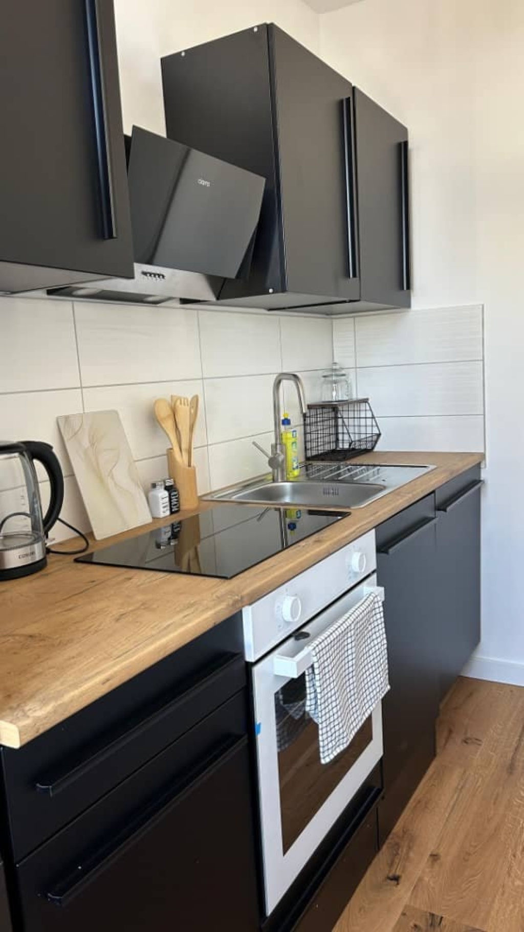 Erste Wohnung nach hochwertiger Sanierung verfügbar. Modernes, helles und komplett möbliertes Einzimmerapartment in einem der schönsten sanierten historischen Gebäude Leipzigs, Rosa-Luxemburg-Straße 48, 04315 Leipzig-Ost. – Rosa-Luxemburg-Straße 48, 4315 Leipzig Zentrum-Ost – Vorschaubild 6