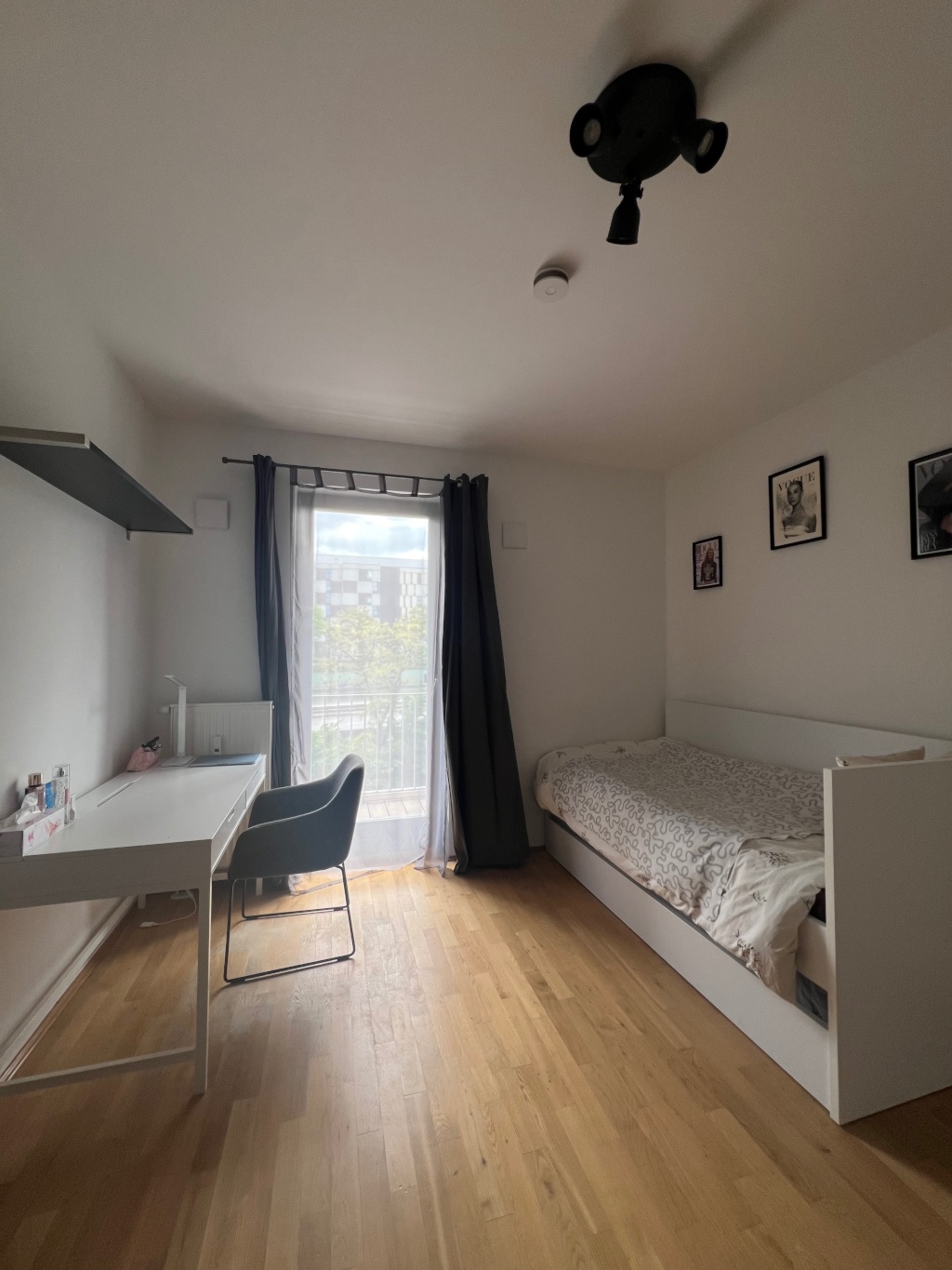 Möbliertes Studio mit Balkon