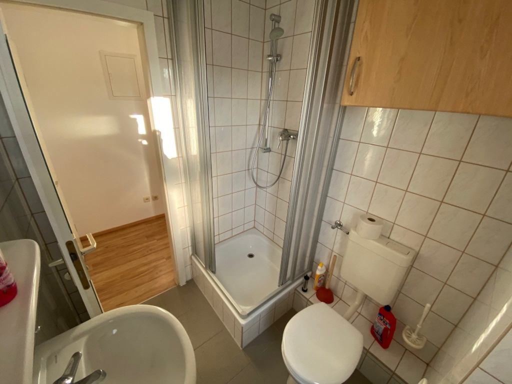 Zwei-Raum-Mietwohnung m.Balkon u.optimaler Straßenbahnanbindung in Jena-Lobeda-Altstadt, mtl.520€ zzgl.NK – Martin-Niemöller-Straße 24, 7747 Jena Lobeda-Altstadt – Vorschaubild 2