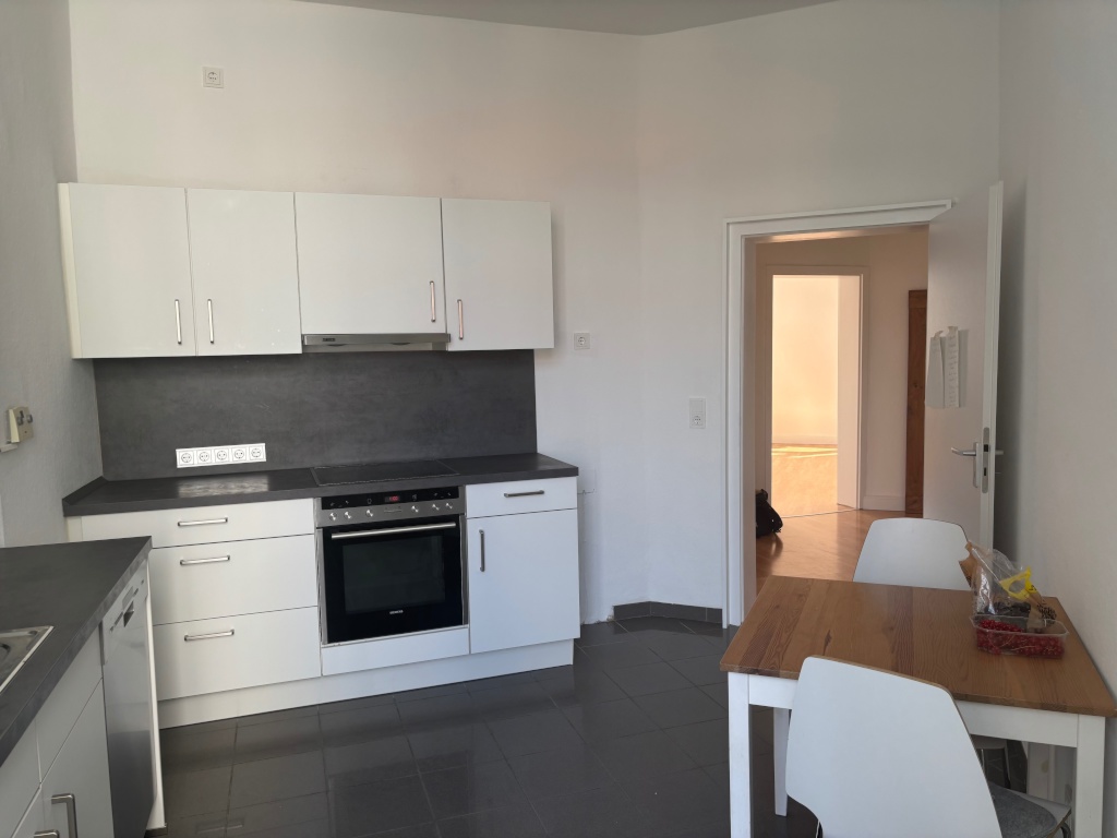 Helle 3-Zimmer-Altbauwohnung in zentraler Lage