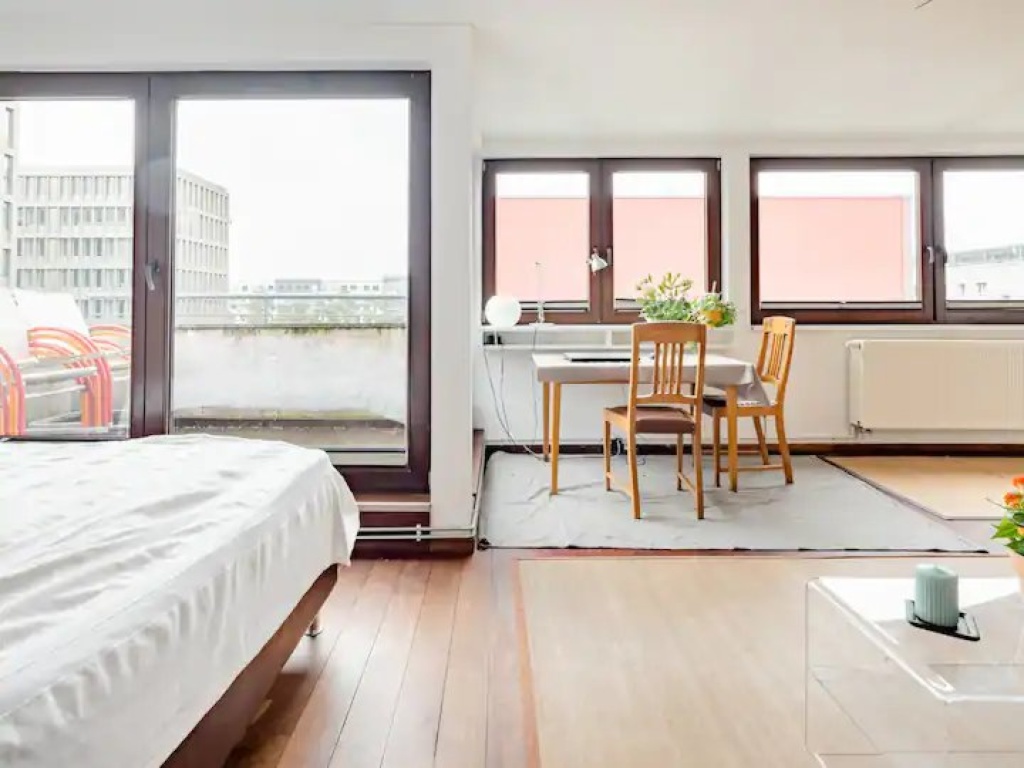 Studio voll möbliert, mit Balkon, Badewanne in Mitte/ Studio funished with balcony, bathtube in the very Centre – Habersaathstr. 30, 10115 Berlin Berlin – Vorschaubild 4