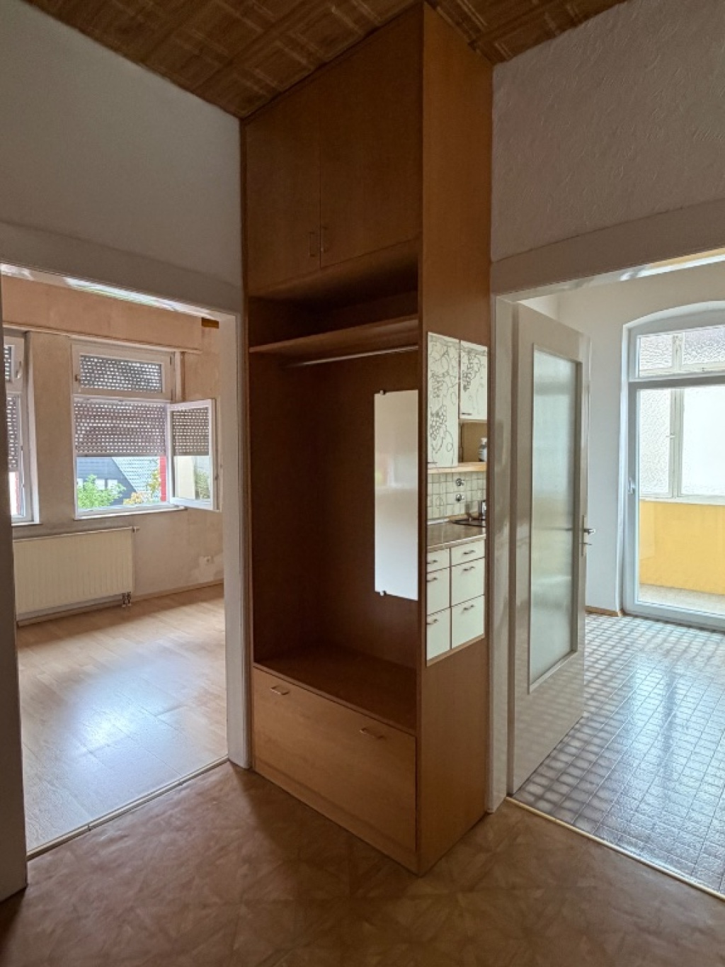 3 Zimmer Wohnung Altbau mit hohen Decken - WG geeignet