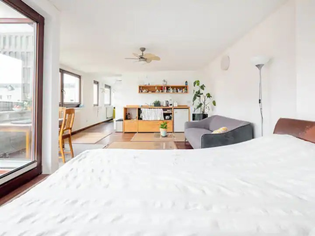 Studio voll möbliert, mit Balkon, Badewanne in Mitte/ Studio funished with balcony, bathtube in the very Centre – Habersaathstr. 30, 10115 Berlin Berlin – Vorschaubild 5