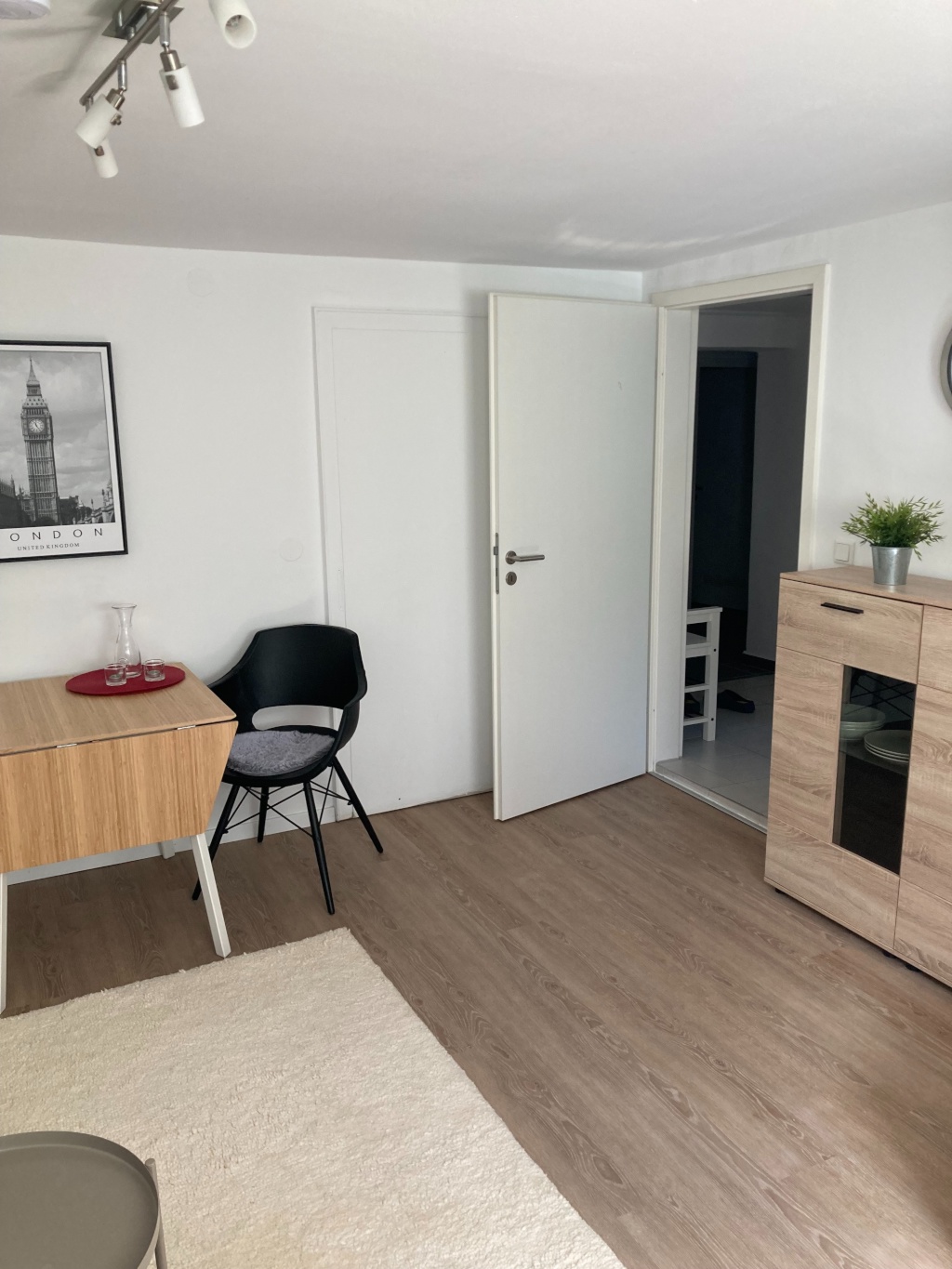 Biete voll möblierte 2-Zimmer Souterrain Wohnung – Dompfaffstraße, 91056 Erlangen Alt-Erlangen – Vorschaubild 2