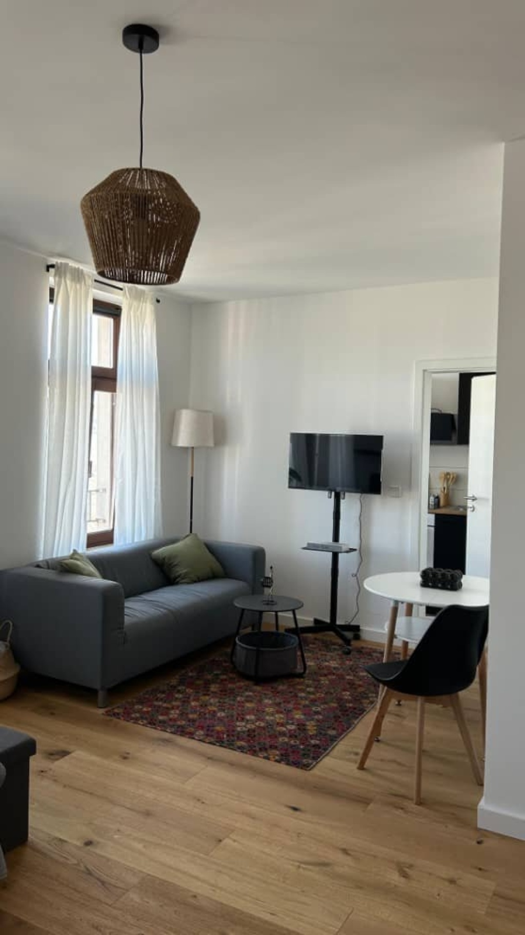 Erste Wohnung nach hochwertiger Sanierung verfügbar. Modernes, helles und komplett möbliertes Einzimmerapartment in einem der schönsten sanierten historischen Gebäude Leipzigs, Rosa-Luxemburg-Straße 48, 04315 Leipzig-Ost. – Rosa-Luxemburg-Straße 48, 4315 Leipzig Zentrum-Ost – Vorschaubild 3