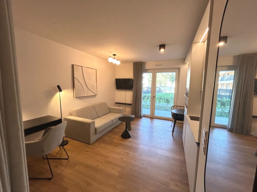 1-Zimmer-Wohnung Berlin Biedenkopfer Straße 54 - Wohnzimmer mit Balkon