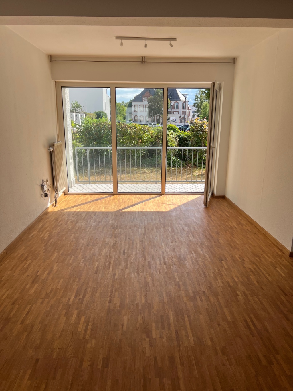 Flat Gießen Mittelweg 7a - Wohnzimmer mit Blick auf Balkon