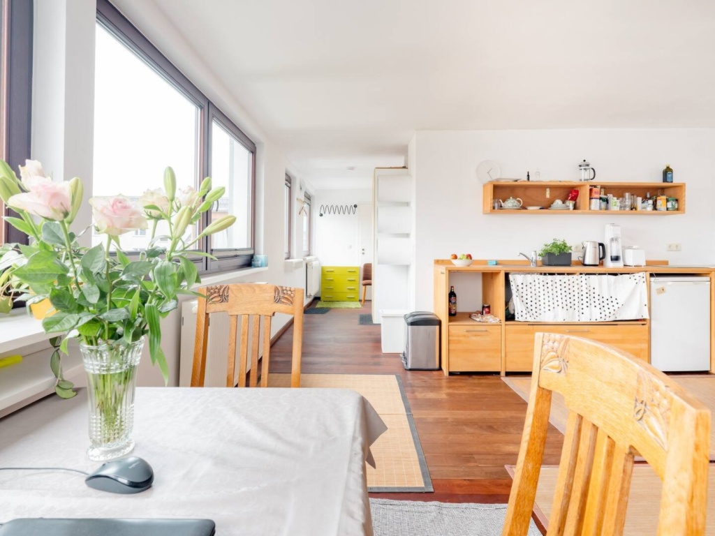 Studio voll möbliert, mit Balkon, Badewanne in Mitte/ Studio funished with balcony, bathtube in the very Centre