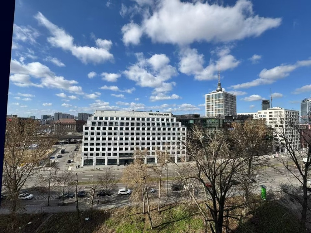 2-Zimmer-Wohnung mit imposantem Blick im Herzen von Berlin Mitte