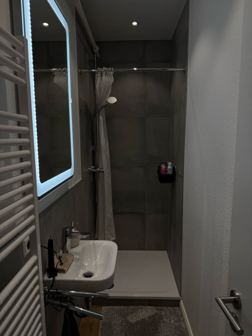 1 Room Flat Nordstadt Schussenstraße 18 - Bad mit LED-Spiegel
