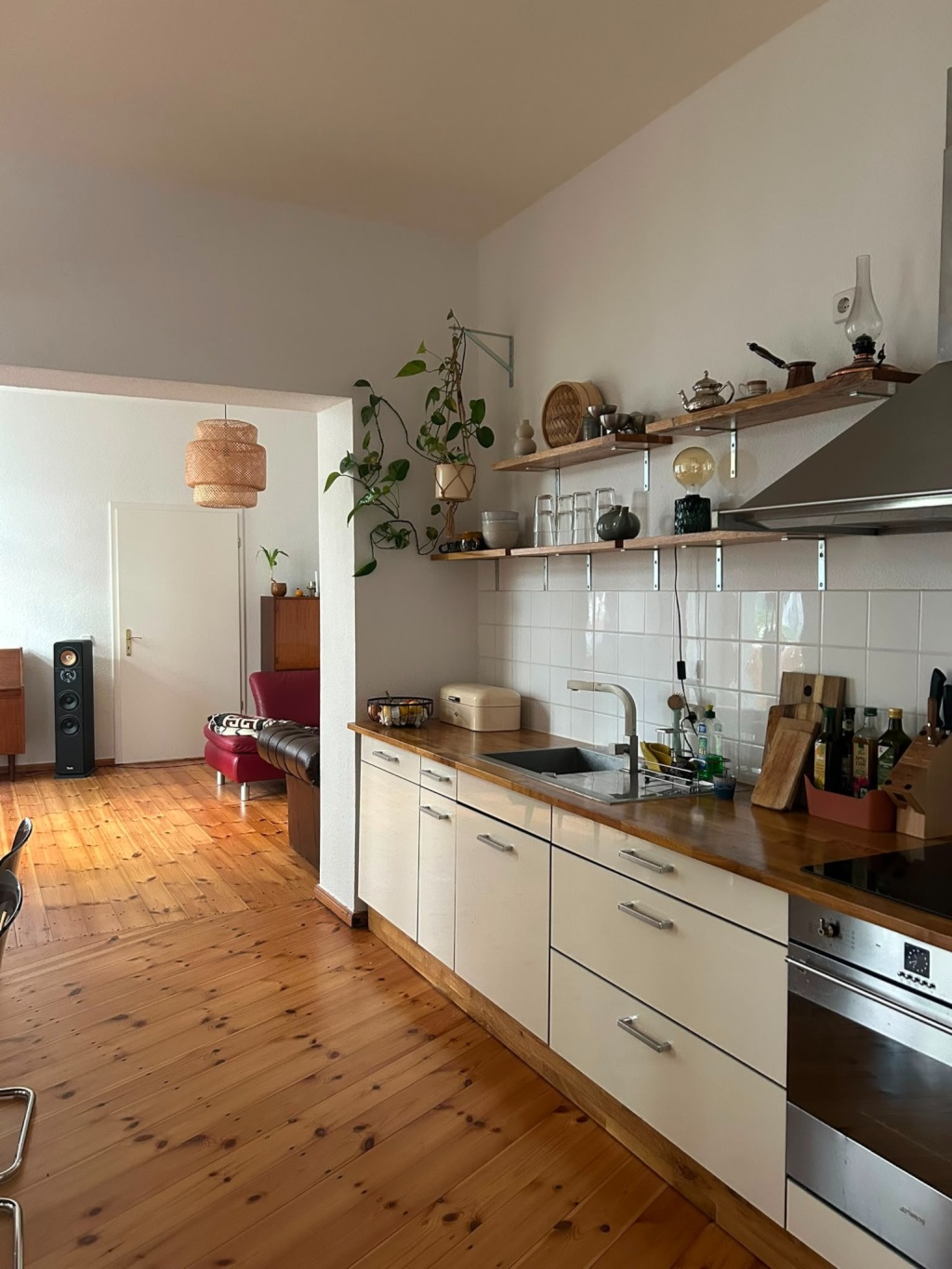 Flat Friedrichshain Thaerstraße - Küche mit anschließendem Wohnzimmer