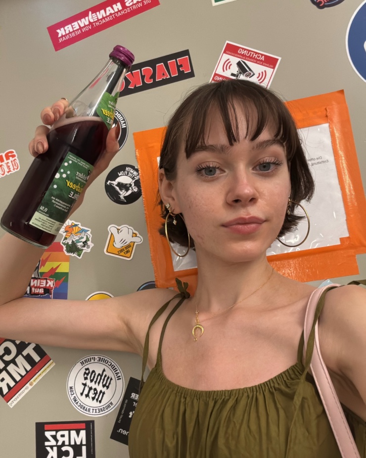 Anzeigenbild: Heyy, ich bin Charlize (21 Jahre alt) und suche ein WG-Platz in Potsdam :)