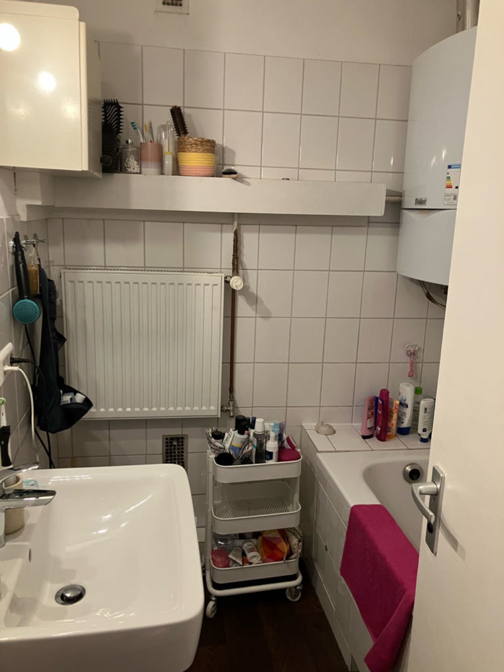 Habitación en WG Centrum Bergstraße - Das Bad (mit Duschwanne, aber ohne Klo, das ist separat, was bei vier Personen echt praktisch ist…)