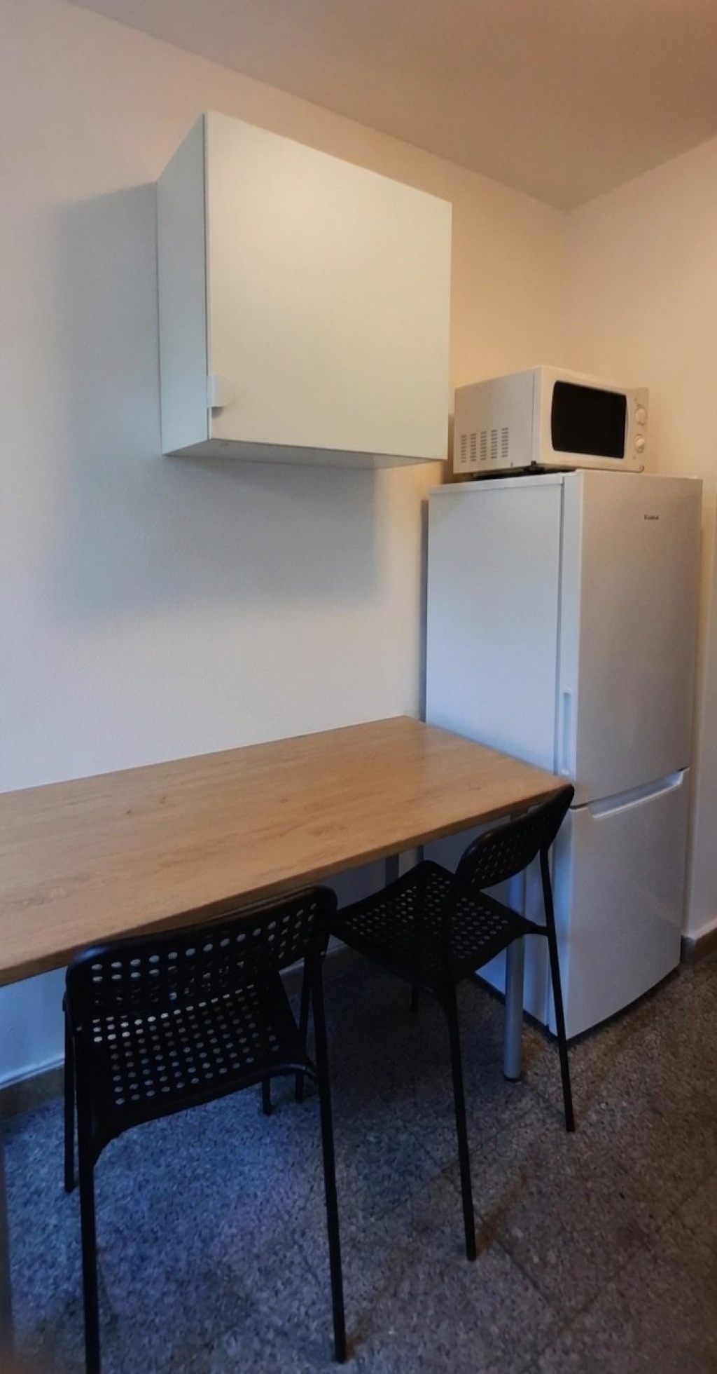 Flatshare Möhringen Lieschingstraße - Küche Esstisch, Ausstattung