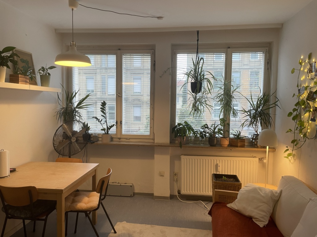 Flatshare West Schloßstraße - - - Esstisch und Wohnbereich in der Küche