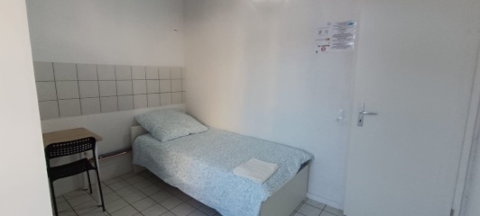 Anzeigenbild: Diese geräumige WG bietet einen komfortablen und gut ausgestatteten Wohnraum in guter Lage.