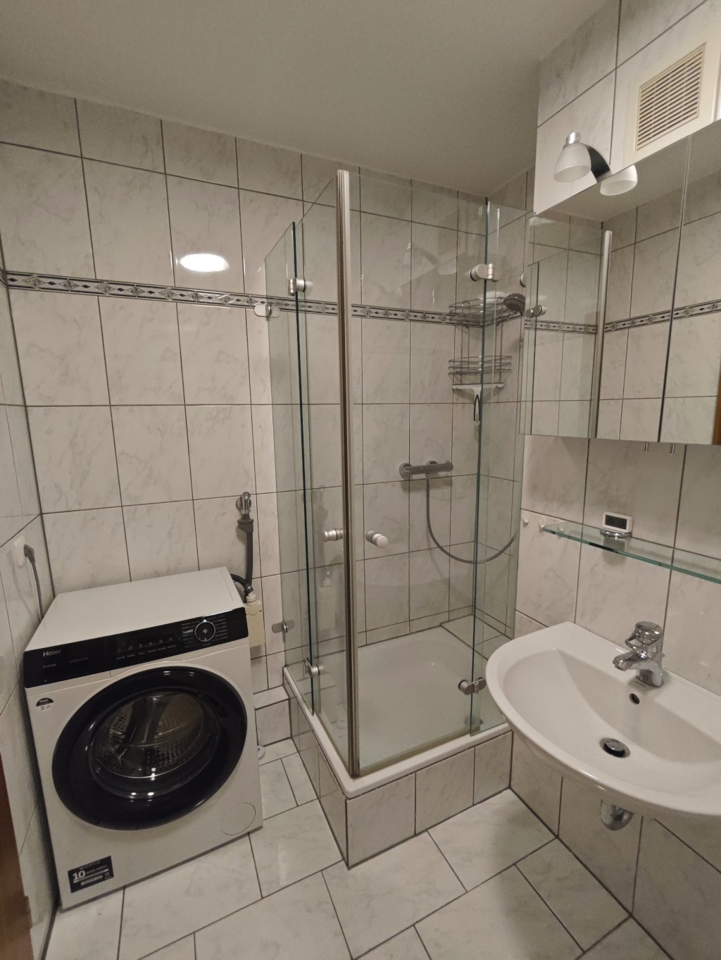 Exklusive Wohnung direkt am Rhein: Voll möblierte 2-Zimmer-Wohnung mit Balkon in Neuss-Hammerfeld – 41460 Düsseldorf Hammerfeld – Vorschaubild 8