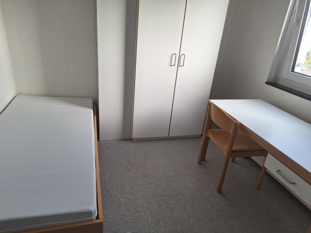 1-Zimmer-Apartment (Eigenes Bad & Küche) im Studierendenwohnheim Deutz | 1. Okt – 31. Jan (Zwischenmiete / evt. Nachmiete) – Deutz-Kalker Straße 118, 50679 Köln Deutz – Vorschaubild 2