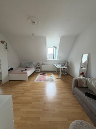 Anzeigenbild: Helles WG-Zimmer (30 m2) in Wiesbaden – Nur für Damen