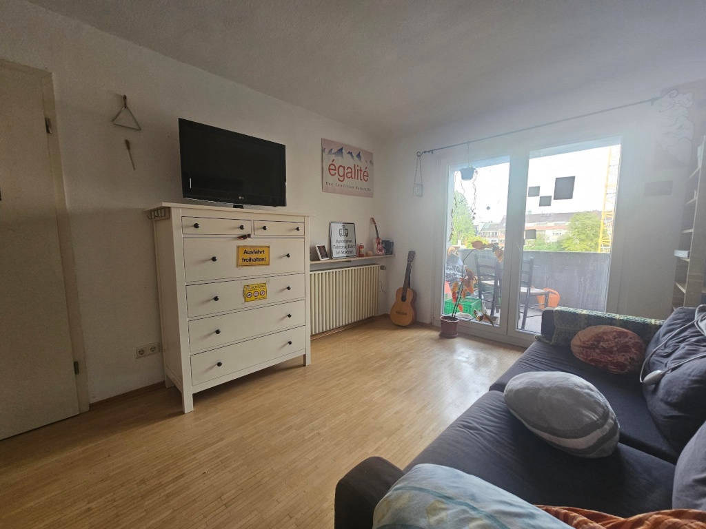 WG-Zimmer Mitte Saalbaustraße 42 - Das Wohnzimmer aus Perspektive der Zimmertür mit dem anschließenden Balkon