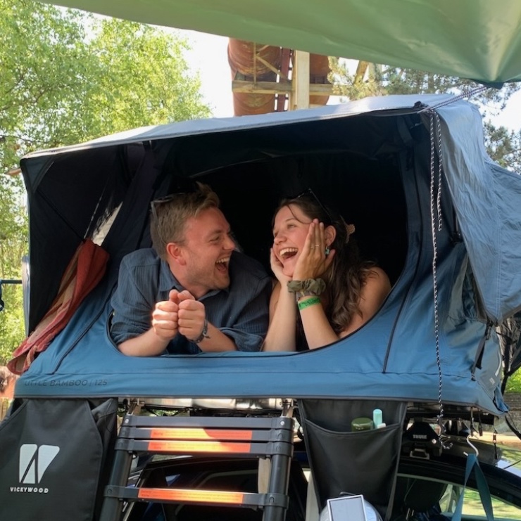 Ad image: Paula und Niko (Lehrerin 25, Master 27) suchen ein stabileres Dach überm Kopf als dieses Zelt - Für Paulas Ref zurück in Nikos Heimat