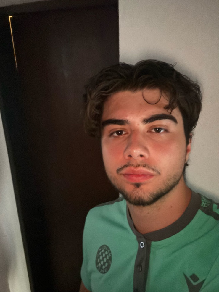 Anzeigenbild: Masterstudent (22) sucht zentrales Zimmer oder Wohnung in Düsseldorf ab Nov. (um 600€)