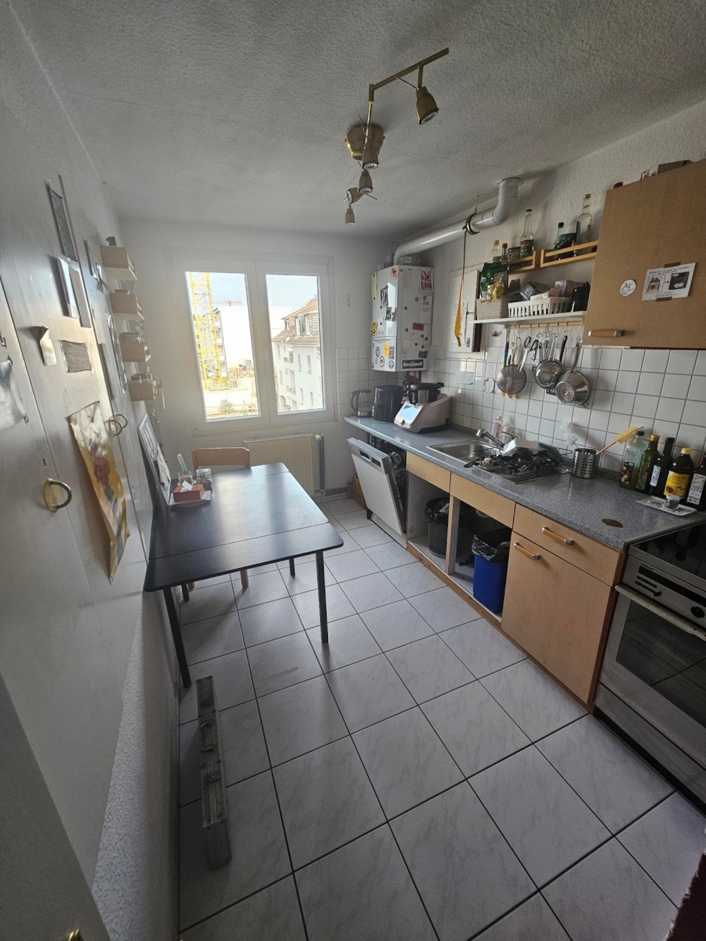 WG-Zimmer Mitte Saalbaustraße 42 - Ein Bild der Küche mit Einbauschränken, Herd und Spülmaschiene