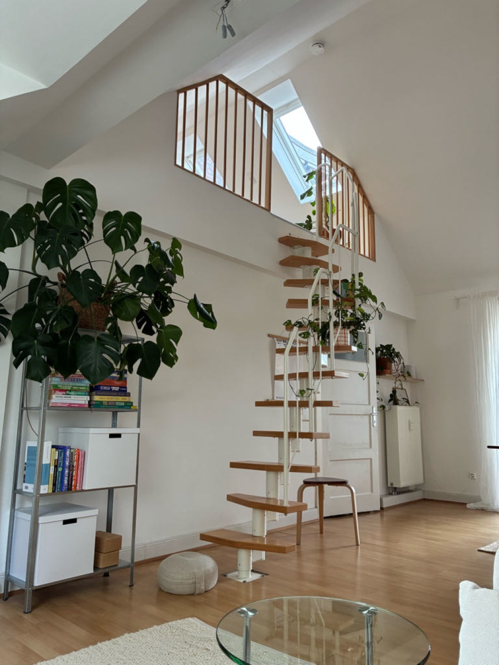 Flat Winterhude Lattenkamp - Wohnzimmer - Treppe zum Spitzboden, aktuell ist da oben eine Gästematratze