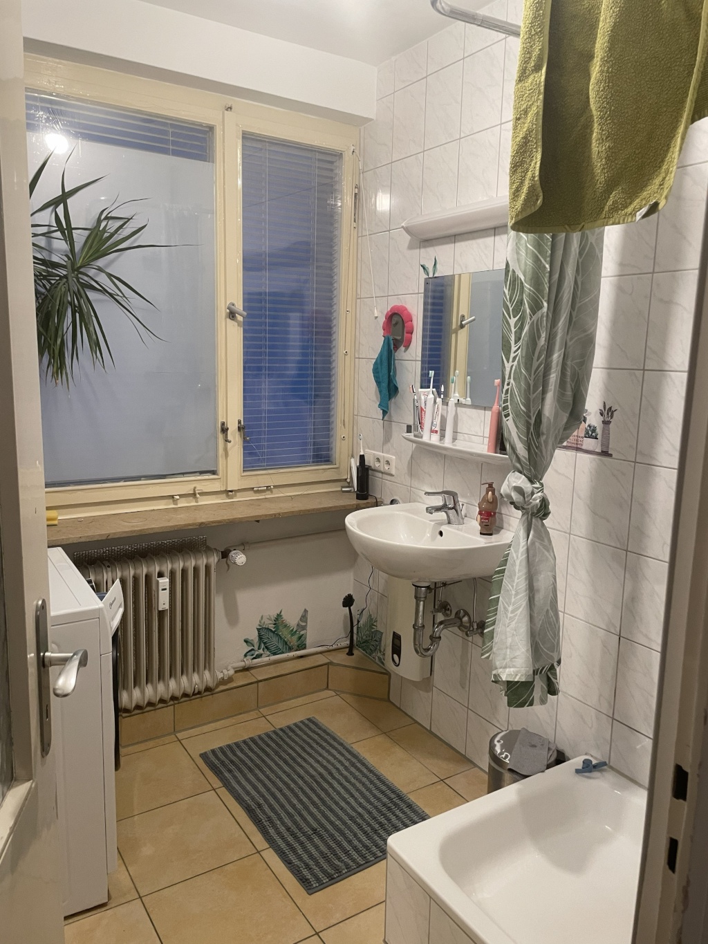 Flatshare West Schloßstraße - - - Badezimmer mit Dusche und Waschmaschine