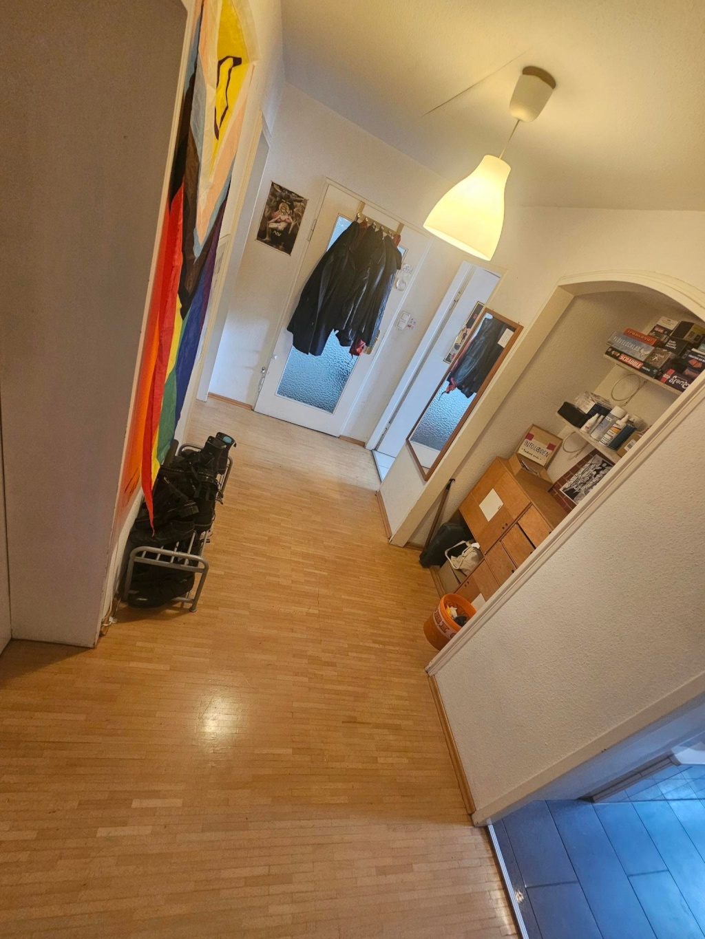 WG-Zimmer Mitte Saalbaustraße 42 - Der geräumige Flur mit kleinem Infoladen und Schuhregal