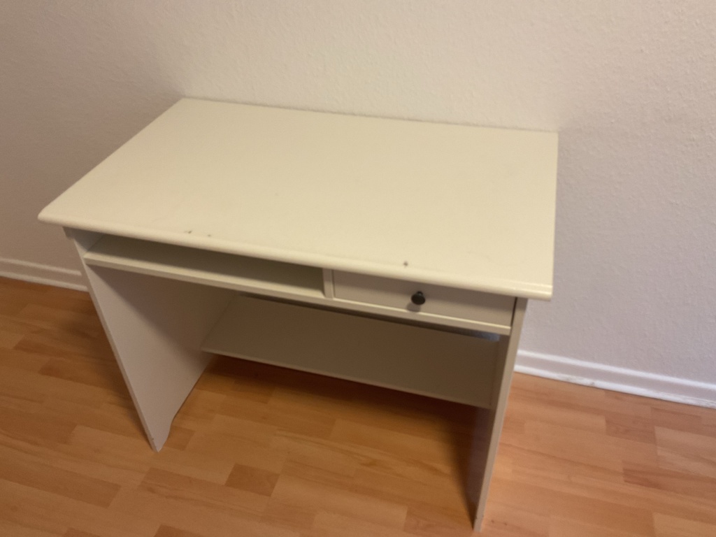 Habitación en WG Centrum Bergstraße - …und der Schreibtisch auch