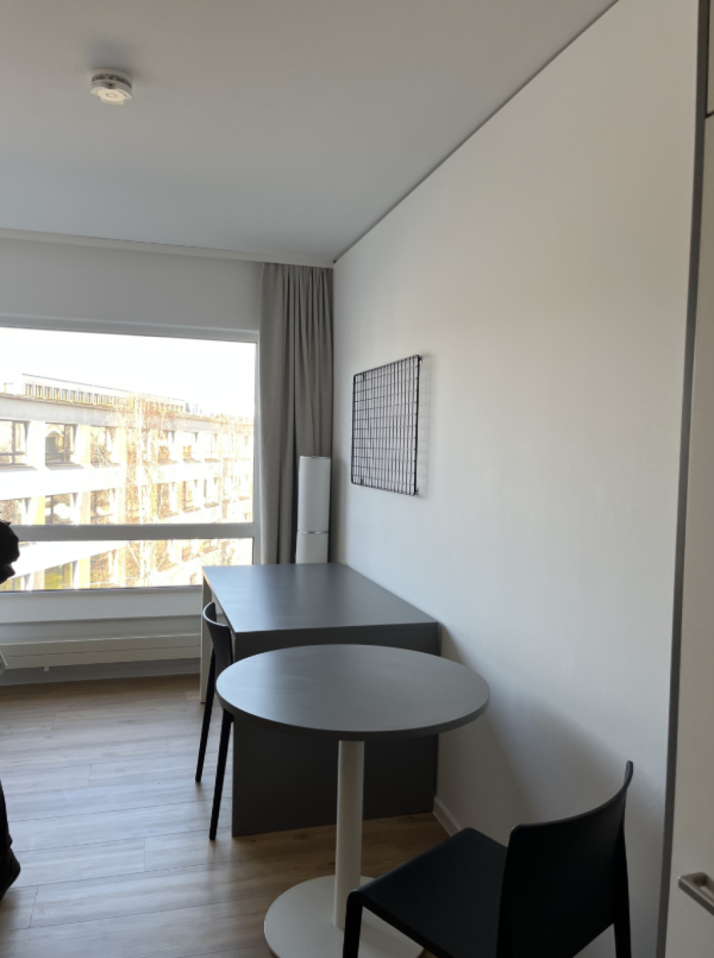 1 Room Flat Frankfurt-Riedberg Altenhöferallee - Tisch