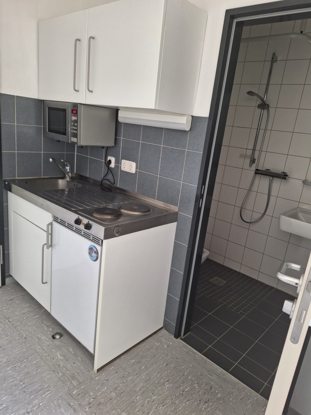 1-Zimmer-Apartment (Eigenes Bad & Küche) im Studierendenwohnheim Deutz | 1. Okt – 31. Jan (Zwischenmiete / evt. Nachmiete) – Deutz-Kalker Straße 118, 50679 Köln Deutz – Vorschaubild 3