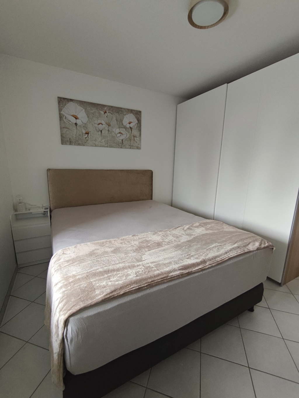 Exklusive Wohnung direkt am Rhein: Voll möblierte 2-Zimmer-Wohnung mit Balkon in Neuss-Hammerfeld – 41460 Düsseldorf Hammerfeld – Vorschaubild 5