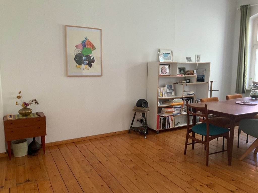 Apartamento Neukölln Donaustraße - Open space in the living room for yoga, creative work, or simply chillout