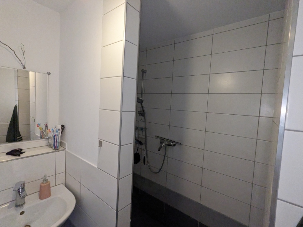 WG-Zimmer Humboldt-Gremberg Odenwaldstraße 46 - große dusche (1/2)