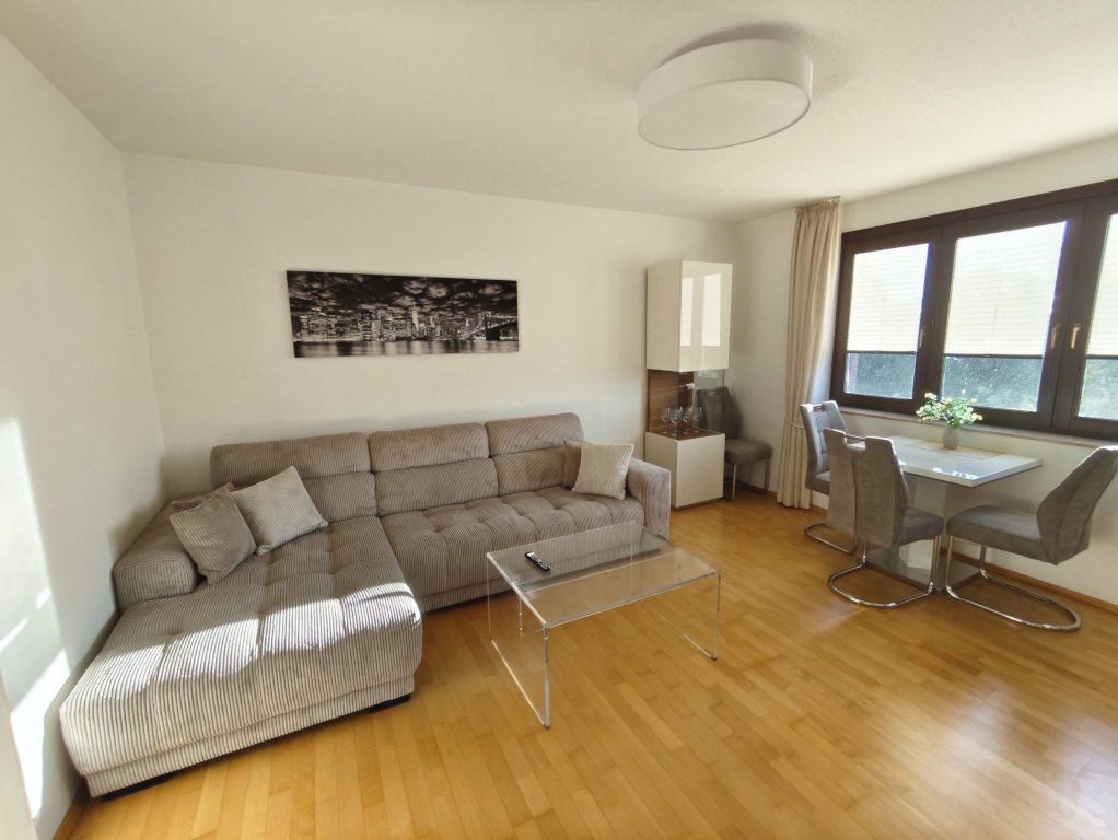 Exklusive Wohnung direkt am Rhein: Voll möblierte 2-Zimmer-Wohnung mit Balkon in Neuss-Hammerfeld – 41460 Düsseldorf Hammerfeld – Vorschaubild 2
